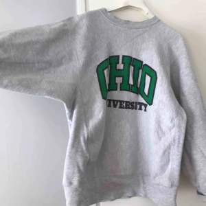  - Högsta bud: 250kr Stor collegetröja köpt på Beyond retro för några år sen. Frakt tillkommer om du inte kan mötas upp i Linköping ✌🏼 Mysig tröja, en liiiiten gul fläck på armen men den märks inte, den är lite sönder i  kragen som ni ser på bilden