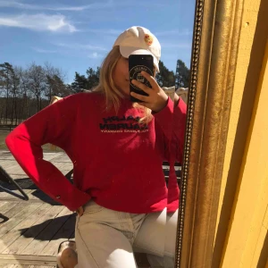  - Super fin röd polo jeans co. (Ralph Lauren) tröja. Det är storlek L men väldigt liten för att vara L. Skulle säga S/M!  VINTAGE 