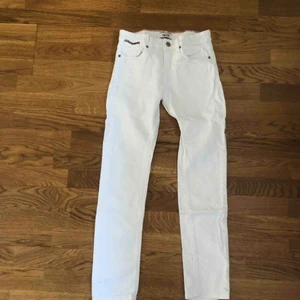  - Ett par vita skinny Hilfiger jeans i bra skick. Använda några få gånger men är alldeles för små för mig. Frakt ingår ej. 