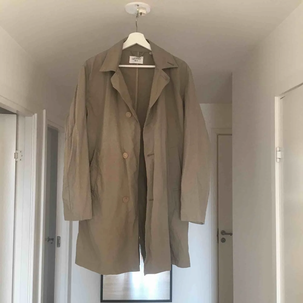 Trenchcoat från Our Legacy. Köpt på second hand i gbg för ett par år sedan. Bra skick. . Jackor.