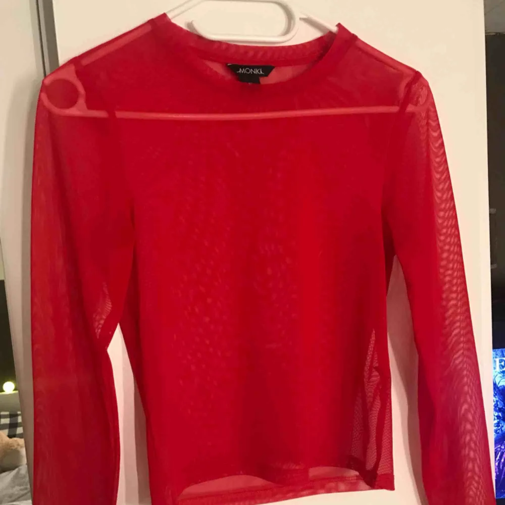 Super fin röd mesh tröja! Fin att ha t shirt över, strl XS. Toppar.