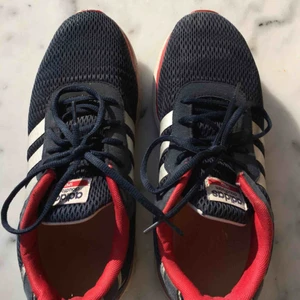  - Träningsskor/sneakers från adidas i storlek 43. 