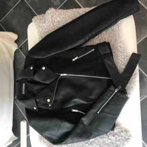  - Noisy may skinnjacka strl M, använd några få gånger. Nypris 1000kr. 450kr inklusive frakt