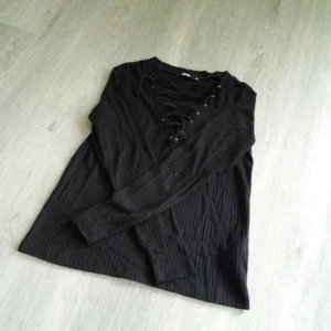  - Svart tröja med snörning från Bikbok Kan skickas men köparen står för frakt. Betalas med swish🎉