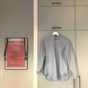  - Säljer fin Ralph Lauren-skjorta i  riktigt bra skick. Den är storlek S men passar bra till någon som brukar ha M också, dvs lite oversize. Använd fåtal gånger! Kan mötas upp i Stockholm annars står du för frakt. Swish funkar superbra :) 