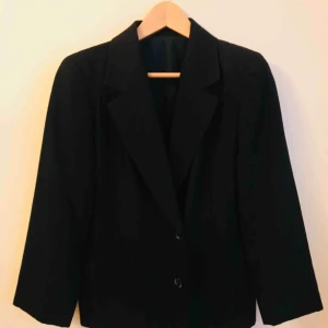  - Fin och klassisk kavaj i ullblandning, perfekt för hösten 🍂🍁🍃