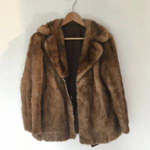  - jättevacker päls som mormor fann i en vintagebutik. den är gammal & skulle må bra av att piffas upp lite. skickar gärna bilder & förklarar! hämtas i sthlm eller skickas om du betalar frakt. säljer massor (kmr mycket nytt i dagarna), mängdrabatt finnes! 