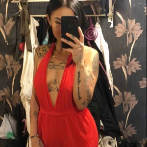  - Storlek L egentligen , men då ja har låg överkropp måste ja köpa L . Annars är jag S-M . Passar utmärkt för en person med storlek s eller m ! 😊