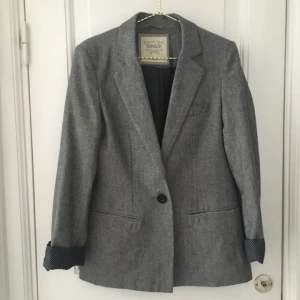  - Grå kavaj med snyggt prickigt innertyg. Tidlös och stylish! Storlek 36. Köpare betalar frakt :)