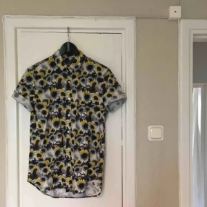  - Blommig skjorta från Topman. Använd 1 gång. Classic-fit modell. Köparen står för frakten! 
