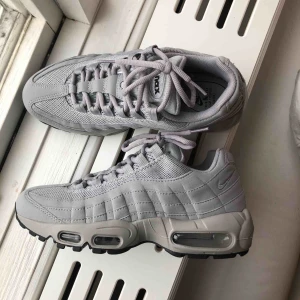  - Aldrig använda! Snygga air max 95, säljer pga fel storlek! Dom har reflex.