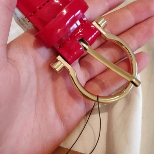  - Helt oanvänt snyggt rött lack-skärp med guldspänne från pull and bear!