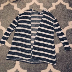  - Kofta köpt från H&M.  Frakt ingår i priset.