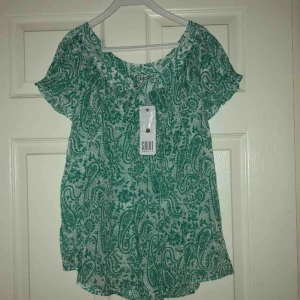 Saint Tropez topp stl M - Superfin somrig topp i fina vit/gröna mönster. Ny, helt oanvänd. Inköpt från Saint Tropez. 