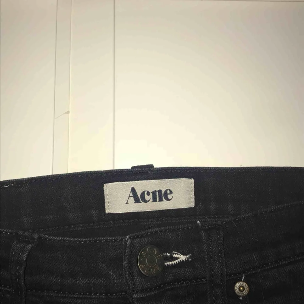 Avklippta ACNE jeans! Dom har en skitsnygg svart lite stentvättad färg ( som syns mest på sista bilden ) säljer pga att jag aldrig använder dom. . Jeans & Byxor.