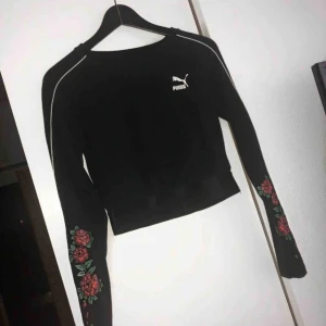  - Skitsnygg puma-crop top i storlek M. Sitter däremot snarare som en S. I absolut nyskick!  Se gärna mina andra annonser