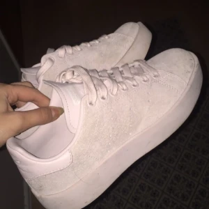  - Svinsnygga adidas stan smith skor i ljusrosa ”mocka” material, endast använda 1 gång men i behov av pengar säljs dom