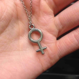  - Fint halsband med kvinnosymbolen. Inte äkta silver, fint och bra skick.