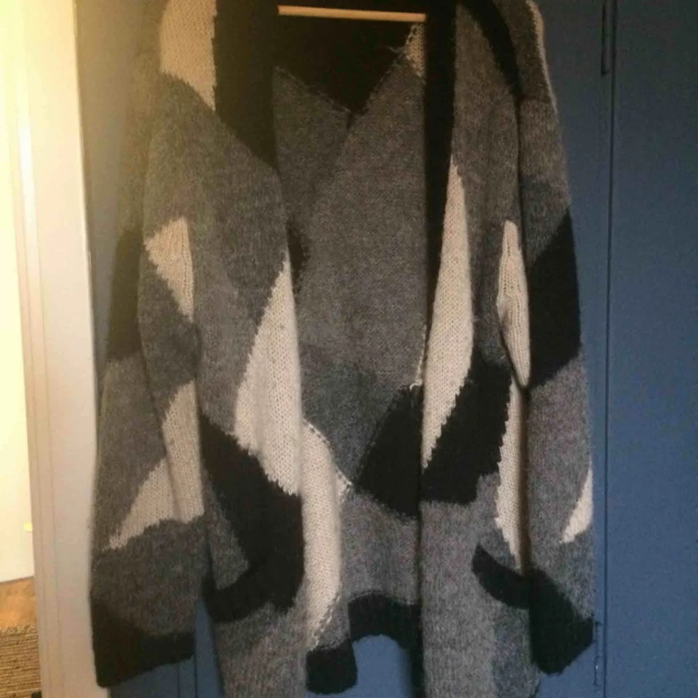 Stickad kofta med bland annat 15% ull och 5% mohair, värmer bra. Lite noppig men enkelt att ta bort, i övrigt fint skick. Oversize så passar allt från S-L. Stickat.