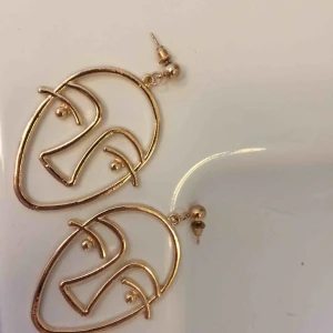  - Örhängen! Köparen står för frakt:)