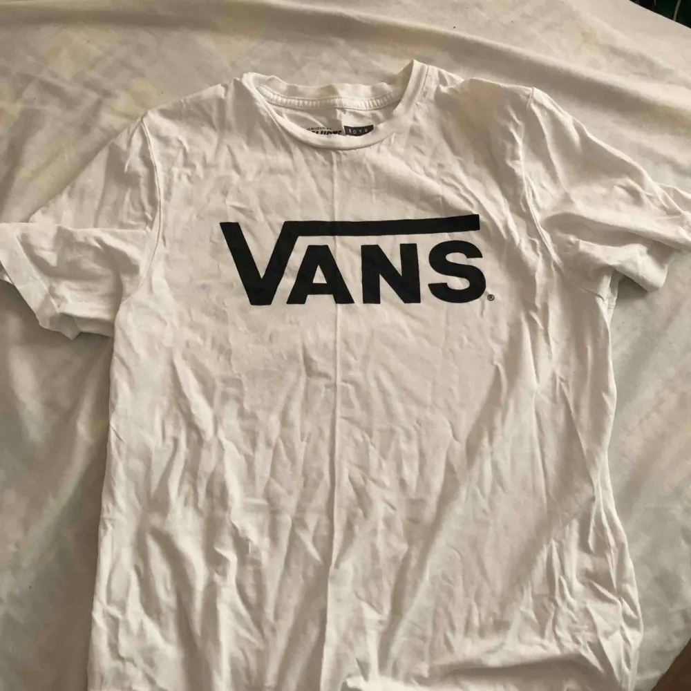 Vit Vans t-shirt, använd fåtal gånger. Är i bra skick! Köparen står för frakt! . T-shirts.