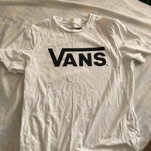 Vit Vans t-shirt, använd fåtal gånger. Är i bra skick! Köparen står för frakt! 