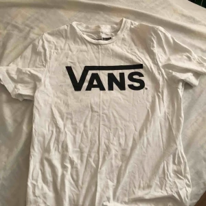  - Vit Vans t-shirt, använd fåtal gånger. Är i bra skick! Köparen står för frakt! 