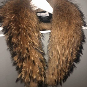  - Super fin pälskrage som passar alla storlekar. Väldigt fint skick, som ny!! Säljer pga jag använder den inte.