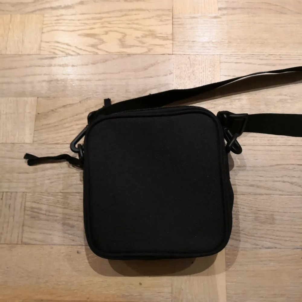 Snyggaste väskan från Carhartt😍😍😍😍❤️ använd en gång, därav i superfint skick❤️😘 Eventuell frakt betalas av köparen❤️  (iPhone 6 på bild för att få en uppfattning på storleken) . Väskor.