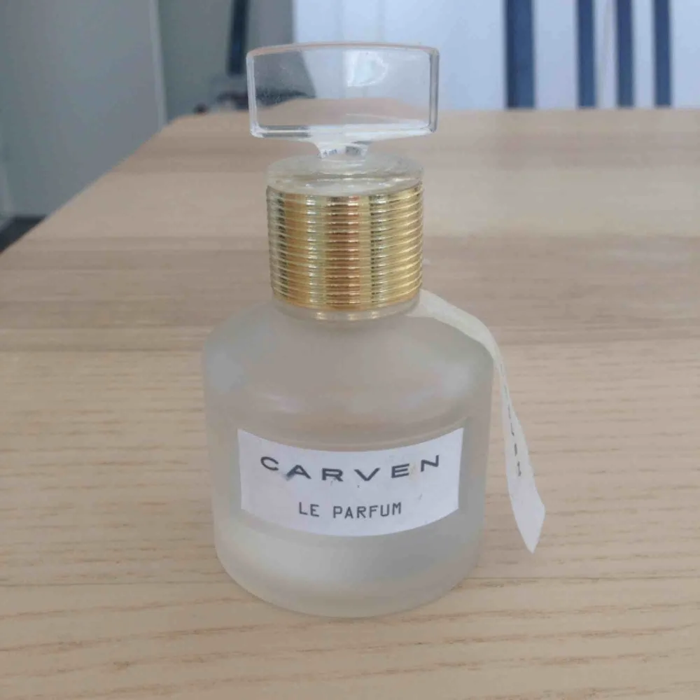 Eau de Parfum från franska Carven. Flaskan är 30 ml, med ca 60-70% kvar skulle jag uppskatta. Älskar den men har för mycket parfym.  Inköpt på Kicks för 539kr.. Accessoarer.