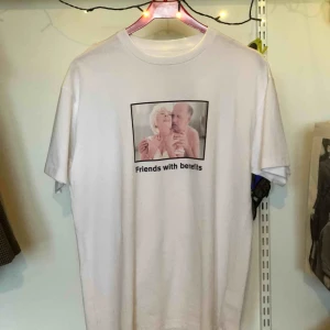  - Supersnygg tröja köpt på Carlings, endast provad. Det är storlek S men är mer som en storlek M/L. Frakten ligger på 50 kr, köparen står för frakt! 