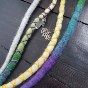  - Hand tovad dreads gjort I får ull! De ba fläta in dem I håret 👌