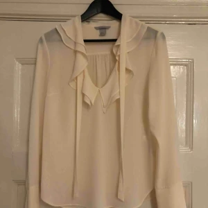  - H&M blus i fint skick. Knappt använd.