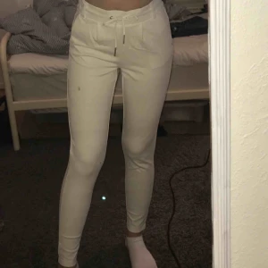  - Fina kostymbyxor i stretchigt tyg från Only. De är i en offwhite färg och är hellånga. Superfina och använda max 3ggr. Köpta för ca 300kr 