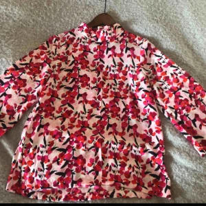  - Väldigt vacker blus med smickrande färger och mönster! Stilren passform med ståkrage. Storlek 36, men rymlig modell så passar säkert någon med större storlek. Köparen betalar frakt! 🌸