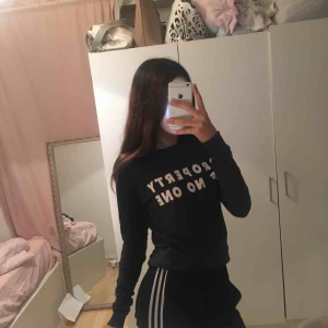  - Mörk grön tröja med vit textil från H&M. Köptes för ungefär ett år sen och bara haft på mig den en gång.