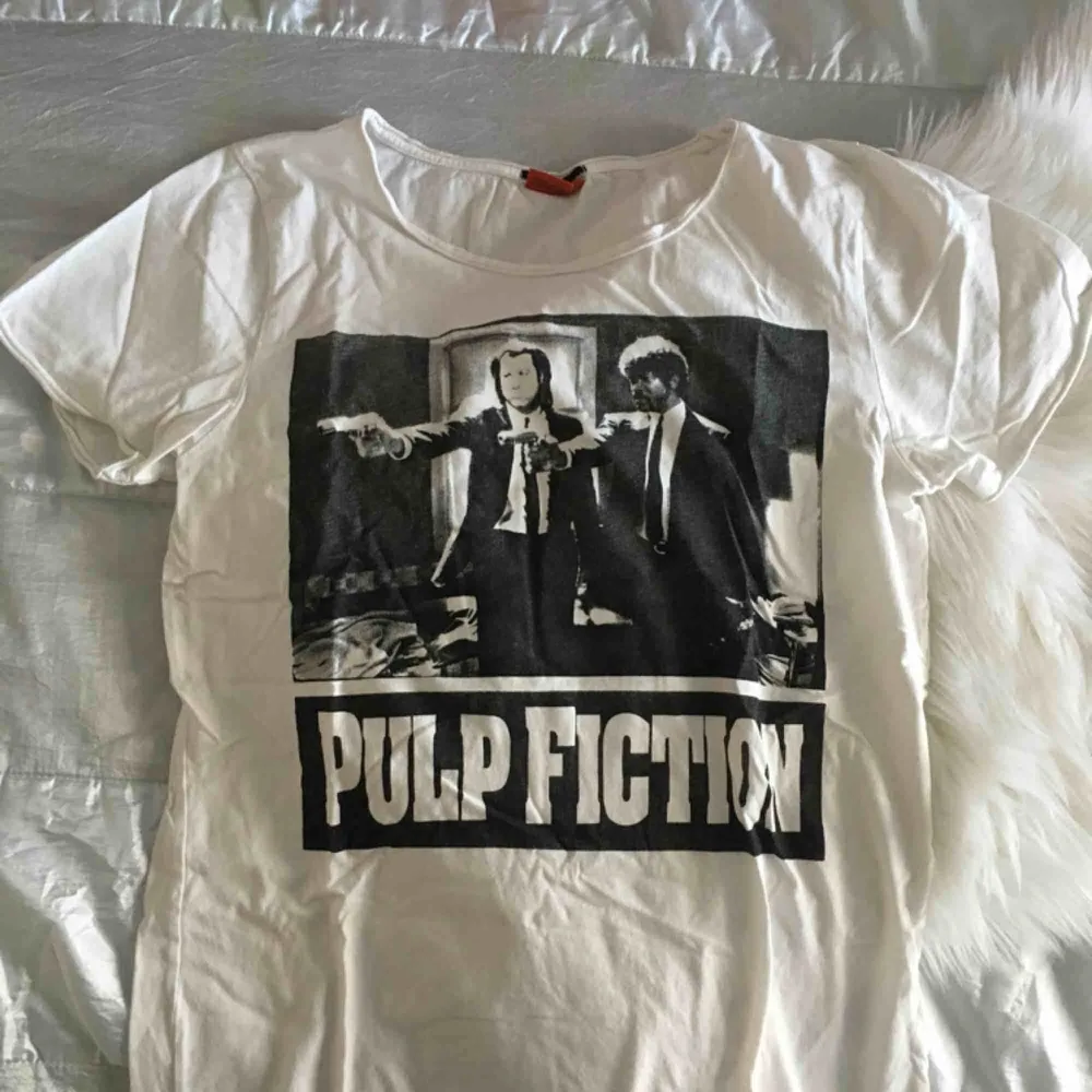 Ball Pulp Fiction t-shirt från New Yorker. I strl XL i herrstorlek så passar dom flesta storlekarna. Har själv använt den som en oversize M. Endast använd ett fåtal ggr. 🌟. T-shirts.
