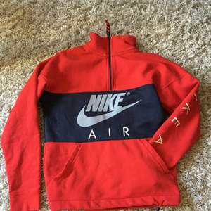 Tröja får Nike. Passar small/medium. Är inte använd många gånger så är i väldigt bra skick. Ordinarie pris 699. Köparen står för frakt 