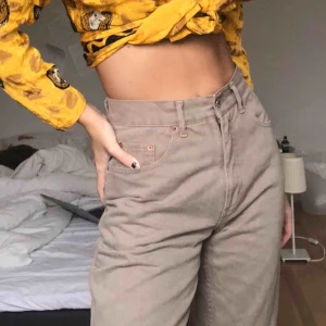  - Så snygga FILA-jeans!!!🌿 Köpte second-hand i Malmö. Ankelbyxor, passar mig som är 161 cm lång. Inte märkta med någon storlek men passar mig som har 24-25! 