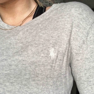  - Grå Ralph Lauren tröja! Använd en del men har legat i garderoben senaste två året så dags att sälja! 