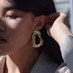  - Örhängen från weekday, endast 50kr! Använda endast 1 gång för plåtning. 