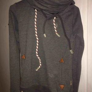  - Tjock och go tröja sparsamt använd dyr i inköp !! Stl S av märket Naketano pris 200 ink frakt 