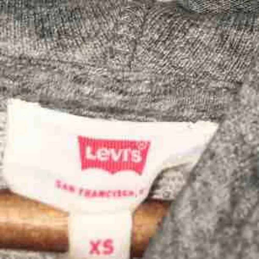 Säljer min gråa, mysiga Levis hoodie i mycket bra skick då den använts ca 2-3 gånger. Säljes pga fel stolek då storleken är XS men sitter mer som en S-M.  Frakt tillkommer, kan annars mötas upp på Södermalm. Pris kan diskuteras.. Hoodies.
