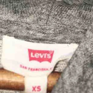  - Säljer min gråa, mysiga Levis hoodie i mycket bra skick då den använts ca 2-3 gånger. Säljes pga fel stolek då storleken är XS men sitter mer som en S-M.  Frakt tillkommer, kan annars mötas upp på Södermalm. Pris kan diskuteras.