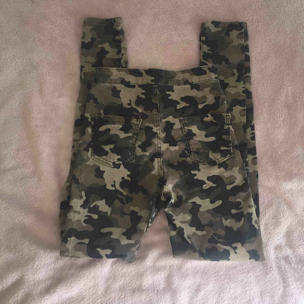 Skinny Army jeans från Madlady storlek: xs. Helt nya, endast testade. Säljer dom pågrund av att dom inte passar mig. Finns ej att köpa längre men nypriset var 349kr. Tar betalt via Swish. Kontakta mig om du har fler frågor.💞. Jeans & Byxor.