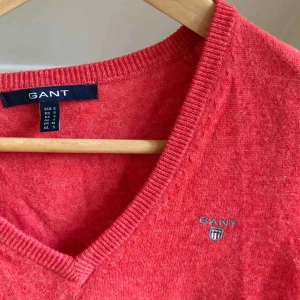  - V-ringad Ganttröja, sååå fin men ska flytta så rensar kläder som ej används eller kommit till användning! Köparen står för frakt :-)