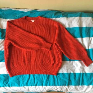  - Säljer min supermysiga stickade tröja från H&M då den tyvärr inte används längre. Den är i fint skick och väldigt over-sized och materialet sticks inte! Jag tar swish och kan mötas upp i Stockholm, kan även skicka den men då tillkommer frakt.