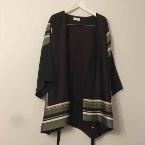  - Oanvänd kimono från Weekday.  Med fickor och knytband som kan tas bort. 100% polyester.