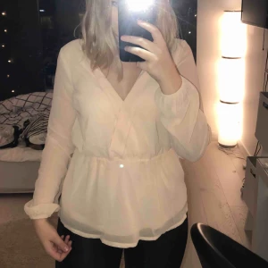  - Ljusrosa/beige blus. Verkligen jättefin till fest och nästan allt. Det finns även ett band man kan knyta runt midjan som ingår. Använd 1 gång frakt:50kr skicka meddelande vid frågor eller mer bilder💗