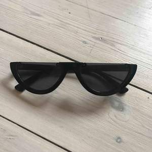 Svarta solglasögon Nyskick, knappt använda